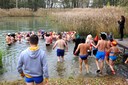 Miłośnicy zimnych kąpieli z Praszki rozpoczęli sezon