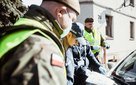 Żołnierze 9 Łódzkiej Brygady Obrony Terytorialnej wspierają Policjantów