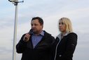 Biało-czerwona i flaga Strojca łopoczą na wietrze