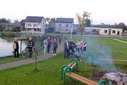 Biało-czerwona i flaga Strojca łopoczą na wietrze