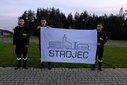 Biało-czerwona i flaga Strojca łopoczą na wietrze
