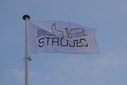 Biało-czerwona i flaga Strojca łopoczą na wietrze