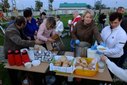 Biało-czerwona i flaga Strojca łopoczą na wietrze