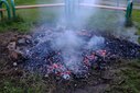 Biało-czerwona i flaga Strojca łopoczą na wietrze