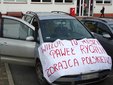Snopki słomy pod biurem poselskim Pawła Rychlika. Rolnicy protestują w Wieluniu przeciwko „piątce dla zwierząt”