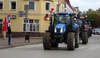 Snopki słomy pod biurem poselskim Pawła Rychlika. Rolnicy protestują w Wieluniu przeciwko „piątce dla zwierząt”