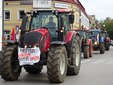 Snopki słomy pod biurem poselskim Pawła Rychlika. Rolnicy protestują w Wieluniu przeciwko „piątce dla zwierząt”