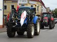 Snopki słomy pod biurem poselskim Pawła Rychlika. Rolnicy protestują w Wieluniu przeciwko „piątce dla zwierząt”