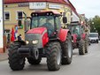 Snopki słomy pod biurem poselskim Pawła Rychlika. Rolnicy protestują w Wieluniu przeciwko „piątce dla zwierząt”