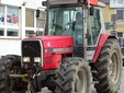 Snopki słomy pod biurem poselskim Pawła Rychlika. Rolnicy protestują w Wieluniu przeciwko „piątce dla zwierząt”