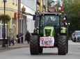 Snopki słomy pod biurem poselskim Pawła Rychlika. Rolnicy protestują w Wieluniu przeciwko „piątce dla zwierząt”