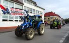 Snopki słomy pod biurem poselskim Pawła Rychlika. Rolnicy protestują w Wieluniu przeciwko „piątce dla zwierząt”