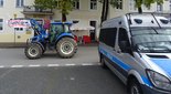 Snopki słomy pod biurem poselskim Pawła Rychlika. Rolnicy protestują w Wieluniu przeciwko „piątce dla zwierząt”