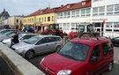 Snopki słomy pod biurem poselskim Pawła Rychlika. Rolnicy protestują w Wieluniu przeciwko „piątce dla zwierząt”