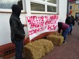 Snopki słomy pod biurem poselskim Pawła Rychlika. Rolnicy protestują w Wieluniu przeciwko „piątce dla zwierząt”