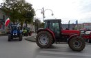 Snopki słomy pod biurem poselskim Pawła Rychlika. Rolnicy protestują w Wieluniu przeciwko „piątce dla zwierząt”