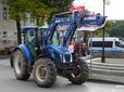 Snopki słomy pod biurem poselskim Pawła Rychlika. Rolnicy protestują w Wieluniu przeciwko „piątce dla zwierząt”