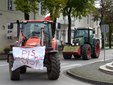 Snopki słomy pod biurem poselskim Pawła Rychlika. Rolnicy protestują w Wieluniu przeciwko „piątce dla zwierząt”
