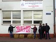 Snopki słomy pod biurem poselskim Pawła Rychlika. Rolnicy protestują w Wieluniu przeciwko „piątce dla zwierząt”