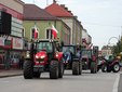 Snopki słomy pod biurem poselskim Pawła Rychlika. Rolnicy protestują w Wieluniu przeciwko „piątce dla zwierząt”