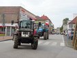 Snopki słomy pod biurem poselskim Pawła Rychlika. Rolnicy protestują w Wieluniu przeciwko „piątce dla zwierząt”