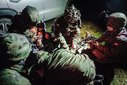 Nocne szkolenie żołnierzy. Uwalniali z wraku poszkodowanych