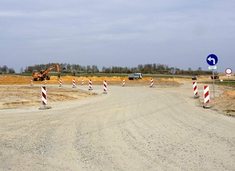 Gmina Praszka: zmiana organizacji ruchu na kilku drogach, jedna ulica będzie całkowicie zamknięta. Trwa budowa obwodnicy w ciągu DK 45