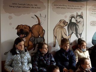 Uczą jak „rozmawiać z psem” – akcja My nie gryziemy! w szkołach gminy Wieluń