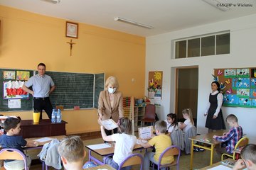 Uczniowie ze szkoły w Masłowicach spotkali się z pisarzem Pawłem Beręsewiczem