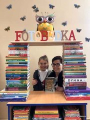 Biblioteczna fotobudka stanęła przed wieluńską książnicą
