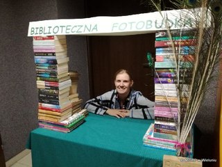 Biblioteczna fotobudka stanęła przed wieluńską książnicą