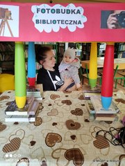 Biblioteczna fotobudka stanęła przed wieluńską książnicą