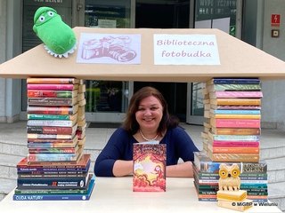Biblioteczna fotobudka stanęła przed wieluńską książnicą