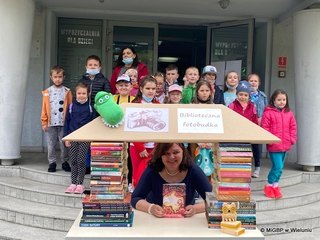 Biblioteczna fotobudka stanęła przed wieluńską książnicą