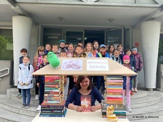 Biblioteczna fotobudka stanęła przed wieluńską książnicą