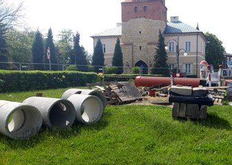 Wieluń: wyłania się obraz ulicy Podwale. Została zrobiona ze starobruku