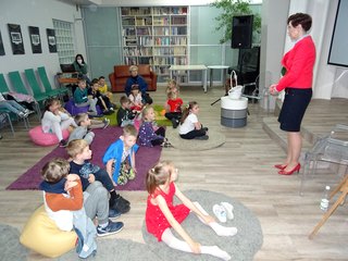 Atrakcyjny Dzień Dziecka w wieluńskiej bibliotece miejskiej. Czytano dzieciom książeczkę o legendzie Wielunia