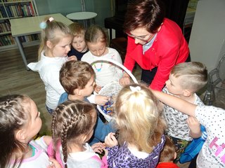 Atrakcyjny Dzień Dziecka w wieluńskiej bibliotece miejskiej. Czytano dzieciom książeczkę o legendzie Wielunia