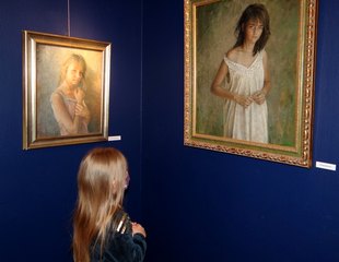 „Portret dziecka” - wystawa Aliny Sibery w Muzeum Ziemi Wieluńskiej została otwarta