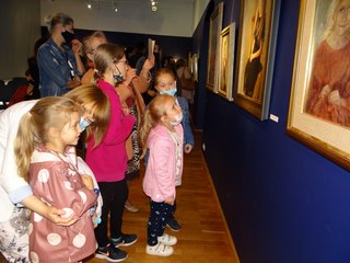 „Portret dziecka” - wystawa Aliny Sibery w Muzeum Ziemi Wieluńskiej została otwarta