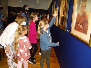 „Portret dziecka” - wystawa Aliny Sibery w Muzeum Ziemi Wieluńskiej została otwarta