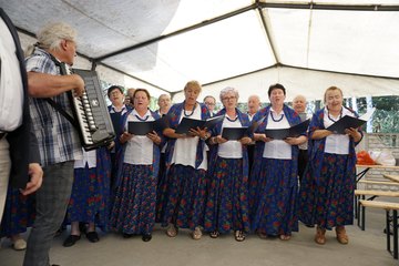 Marszałek Sejmu RP Elżbieta Witek odwiedziła piknik rodzinny w Kuźnicy Ługowskiej (gmina Osjaków)
