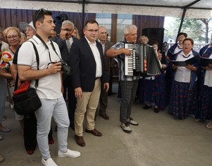 Marszałek Sejmu RP Elżbieta Witek odwiedziła piknik rodzinny w Kuźnicy Ługowskiej (gmina Osjaków)