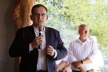 Marszałek Sejmu RP Elżbieta Witek odwiedziła piknik rodzinny w Kuźnicy Ługowskiej (gmina Osjaków)