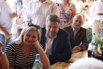 Marszałek Sejmu RP Elżbieta Witek odwiedziła piknik rodzinny w Kuźnicy Ługowskiej (gmina Osjaków)