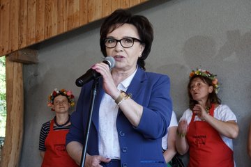 Marszałek Sejmu RP Elżbieta Witek odwiedziła piknik rodzinny w Kuźnicy Ługowskiej (gmina Osjaków)