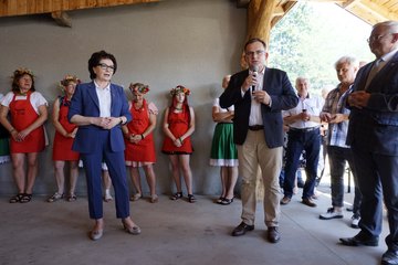 Marszałek Sejmu RP Elżbieta Witek odwiedziła piknik rodzinny w Kuźnicy Ługowskiej (gmina Osjaków)