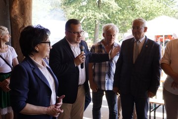 Marszałek Sejmu RP Elżbieta Witek odwiedziła piknik rodzinny w Kuźnicy Ługowskiej (gmina Osjaków)