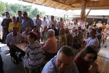 Marszałek Sejmu RP Elżbieta Witek odwiedziła piknik rodzinny w Kuźnicy Ługowskiej (gmina Osjaków)
