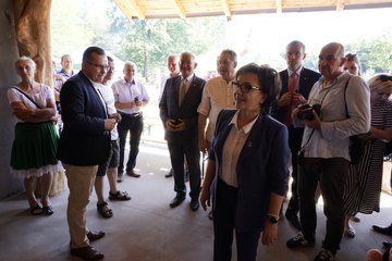 Marszałek Sejmu RP Elżbieta Witek odwiedziła piknik rodzinny w Kuźnicy Ługowskiej (gmina Osjaków)